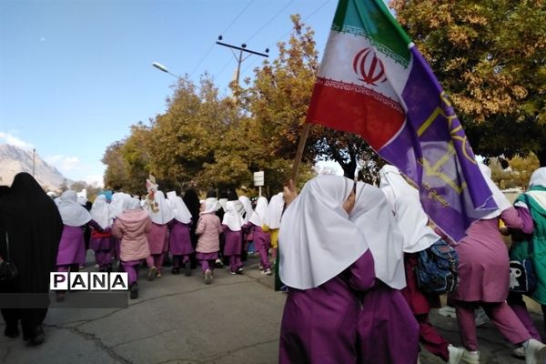 حضور دانش‌آموزان و مردم شهرستان بن در راهپیمایی ١٣ آبان