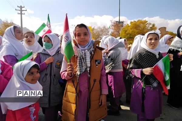 حضور دانش‌آموزان و مردم شهرستان بن در راهپیمایی ١٣ آبان