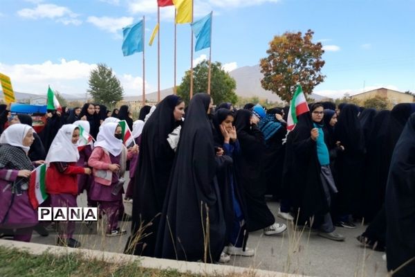 حضور دانش‌آموزان و مردم شهرستان بن در راهپیمایی ١٣ آبان