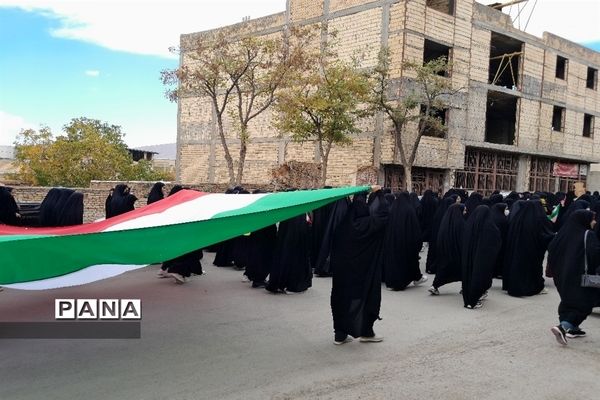 حضور دانش‌آموزان و مردم شهرستان بن در راهپیمایی ١٣ آبان