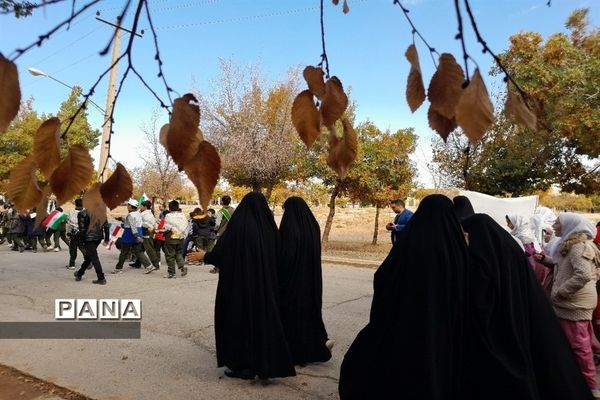 حضور دانش‌آموزان و مردم شهرستان بن در راهپیمایی ١٣ آبان