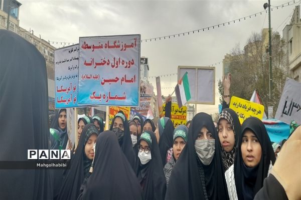 حضور فعال دانش‌آموزان خبرنگار پانا مشهد در راهپیمایی ۱۳ آبان