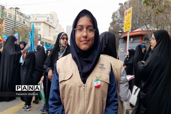 حضور فعال دانش‌آموزان خبرنگار پانا مشهد در راهپیمایی ۱۳ آبان