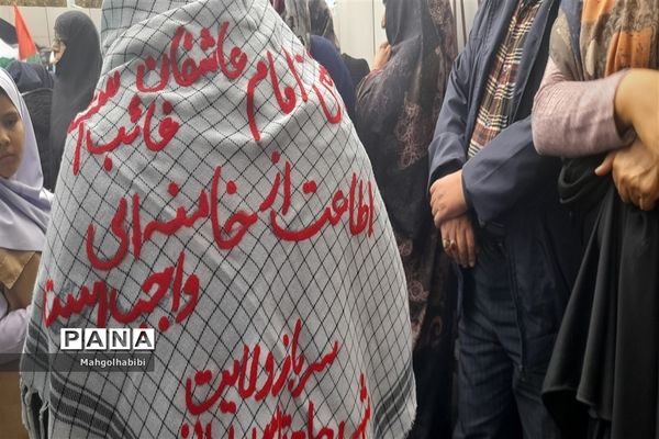 حضور فعال دانش‌آموزان خبرنگار پانا مشهد در راهپیمایی ۱۳ آبان