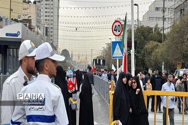 حضور فعال دانش‌آموزان خبرنگار پانا مشهد در راهپیمایی ۱۳ آبان