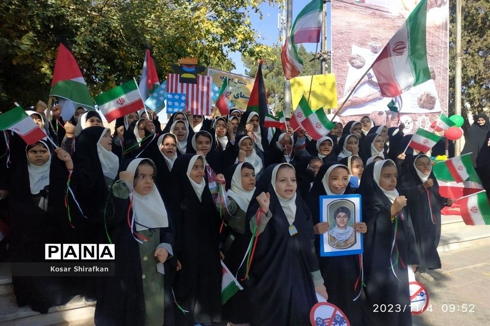 حضور دانش‌آموزان شهرستان کاشمر در راهپیمایی روز دانش‌آموز