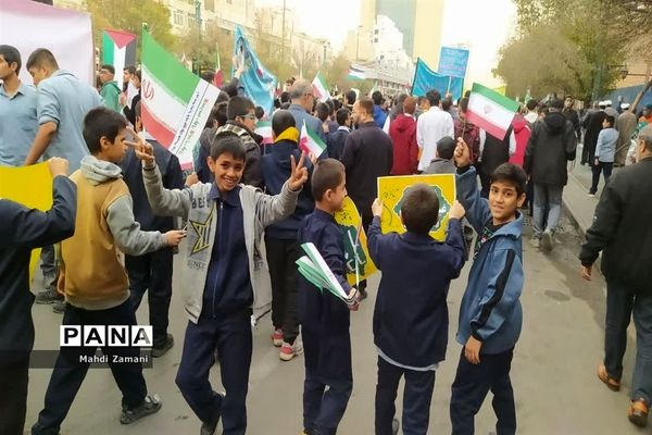 حضور دبیرستان نمونه‌دولتی مبین در راهپیمایی 13 آبان