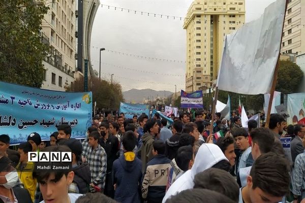 حضور دبیرستان نمونه‌دولتی مبین در راهپیمایی 13 آبان