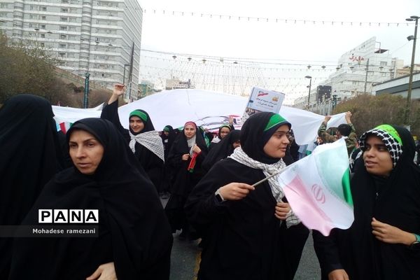 حضور دانش‌آموزان دبیرستان مهشید مصلی نژاد در راهپیمایی ۱۳ آبان