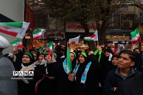 حضور دانش‌آموزان دبیرستان مهشید مصلی نژاد در راهپیمایی ۱۳ آبان