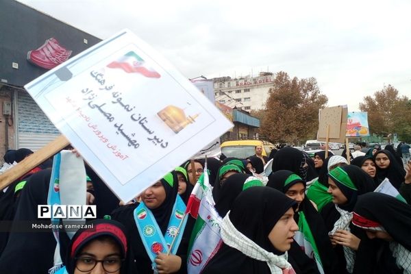 حضور دانش‌آموزان دبیرستان مهشید مصلی نژاد در راهپیمایی ۱۳ آبان