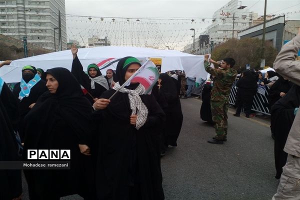 حضور دانش‌آموزان دبیرستان مهشید مصلی نژاد در راهپیمایی ۱۳ آبان