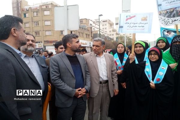 حضور دانش‌آموزان دبیرستان مهشید مصلی نژاد در راهپیمایی ۱۳ آبان