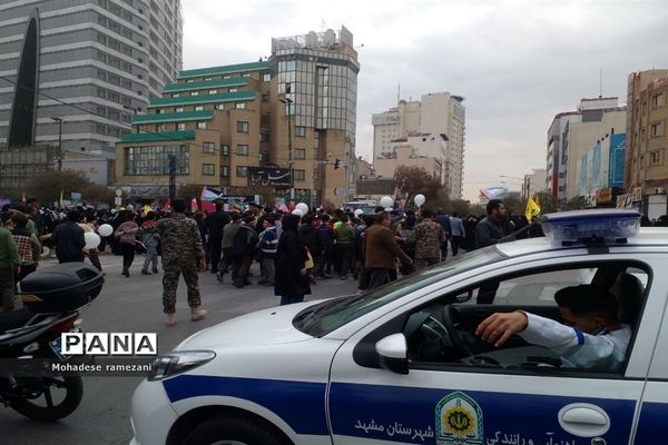 حضور دانش‌آموزان دبیرستان مهشید مصلی نژاد در راهپیمایی ۱۳ آبان