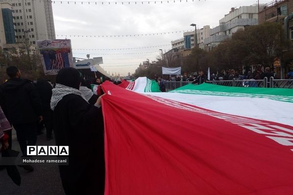 حضور دانش‌آموزان دبیرستان مهشید مصلی نژاد در راهپیمایی ۱۳ آبان