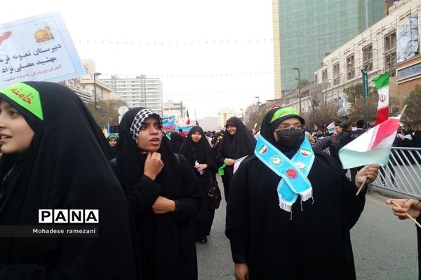 حضور دانش‌آموزان دبیرستان مهشید مصلی نژاد در راهپیمایی ۱۳ آبان