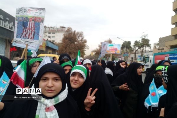 حضور دانش‌آموزان دبیرستان مهشید مصلی نژاد در راهپیمایی ۱۳ آبان