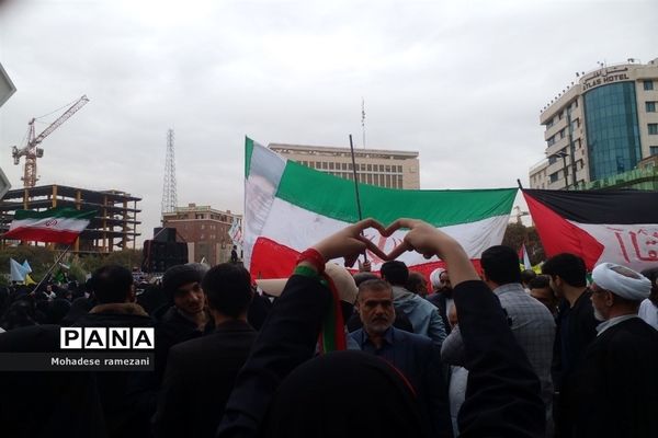 حضور دانش‌آموزان دبیرستان مهشید مصلی نژاد در راهپیمایی ۱۳ آبان