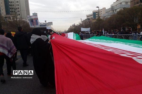 حضور دانش‌آموزان دبیرستان مهشید مصلی نژاد در راهپیمایی ۱۳ آبان