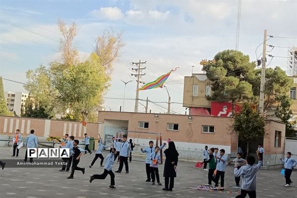 شور و نشاط روز دانش‌آموز در دبستان معارف 6 ناحیه 3 شیراز