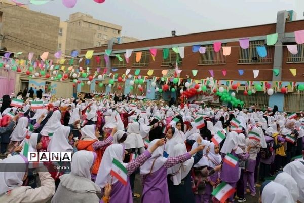 جشن روز دانش‌آموز و نواخته شدن زنگ استکبار ستیزی در مدارس منطقه ۱۸