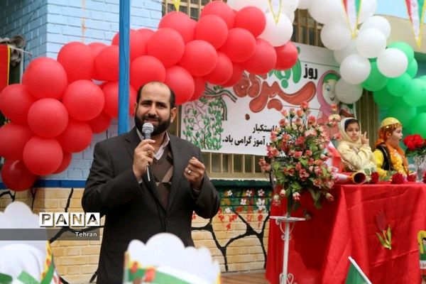 جشن روز دانش‌آموز و نواخته شدن زنگ استکبار ستیزی در مدارس منطقه ۱۸