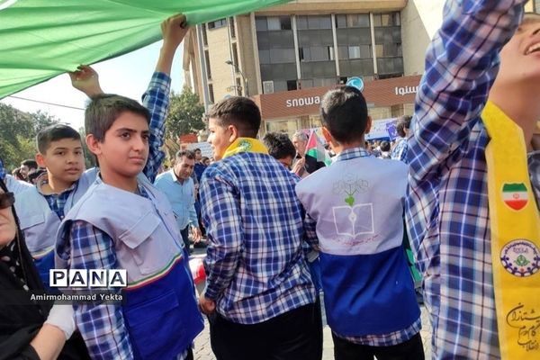 طنین شعار مرگ بر آمریکای دانش‌آموزان شیرازی در روز 13 آبان