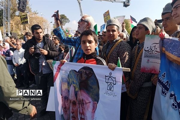 حضور پررنگ دانش‌آموزان پسر در تجمع ضد استکبارستیزی یوم الله 13 آبان
