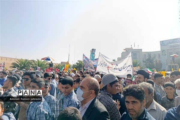 حضور پررنگ دانش‌آموزان پسر در تجمع ضد استکبارستیزی یوم الله 13 آبان