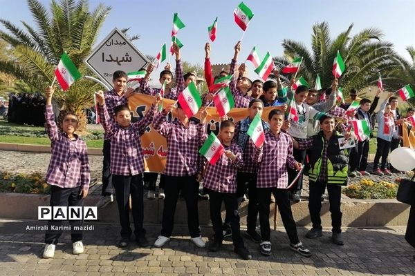 حضور پرشور دانش‌آموزان حماسه ساز شیرازی  در راهپیمایی یوم الله 13 آبان