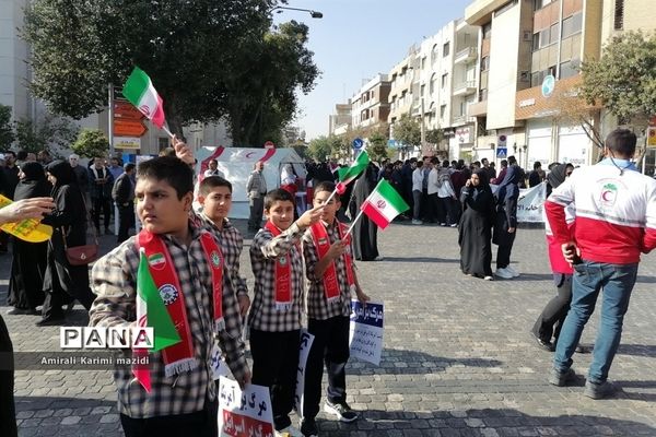 حضور پرشور دانش‌آموزان حماسه ساز شیرازی  در راهپیمایی یوم الله 13 آبان