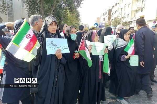 حضور پرشور دانش‌آموزان حماسه ساز شیرازی  در راهپیمایی یوم الله 13 آبان