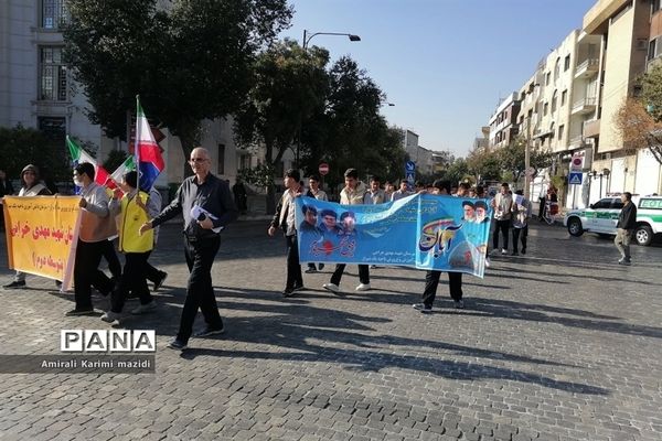 حضور پرشور دانش‌آموزان حماسه ساز شیرازی  در راهپیمایی یوم الله 13 آبان