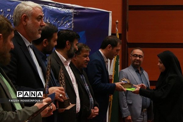 آیین تجلیل از رتبه‌های برتر کنکور ناحیه 2 بهارستان
