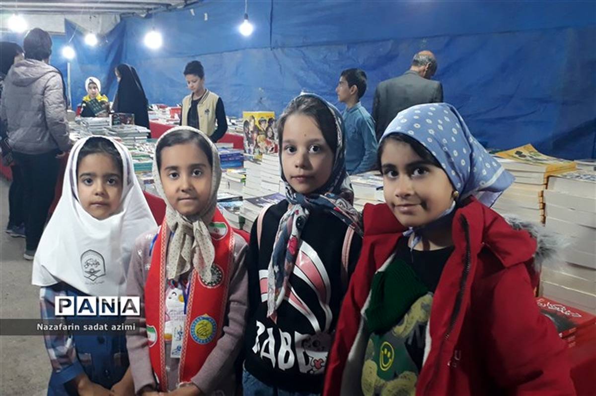 بازدید دانش‌آموزان دبستان ربابه هاشمیان یزدی در شیروان از نمایشگاه کتاب /فیلم