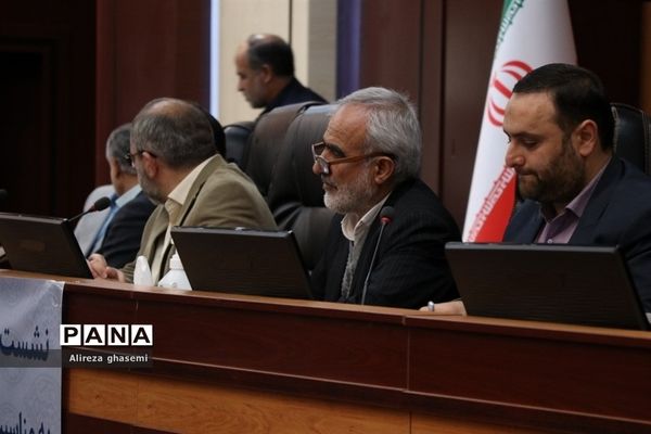 نشست جمعی از دانش‌آموزان با استاندار مرکزی