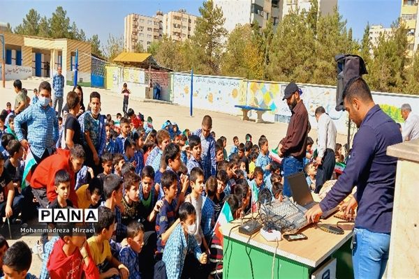 جشن روز دانش‌آموز در دبستان امام رضا(ع)