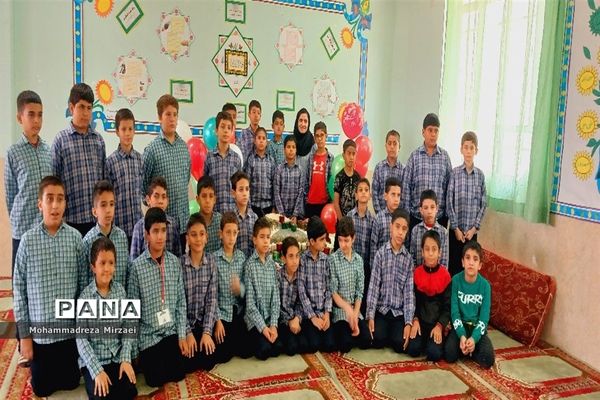 جشن روز دانش‌آموز در دبستان امام رضا(ع)