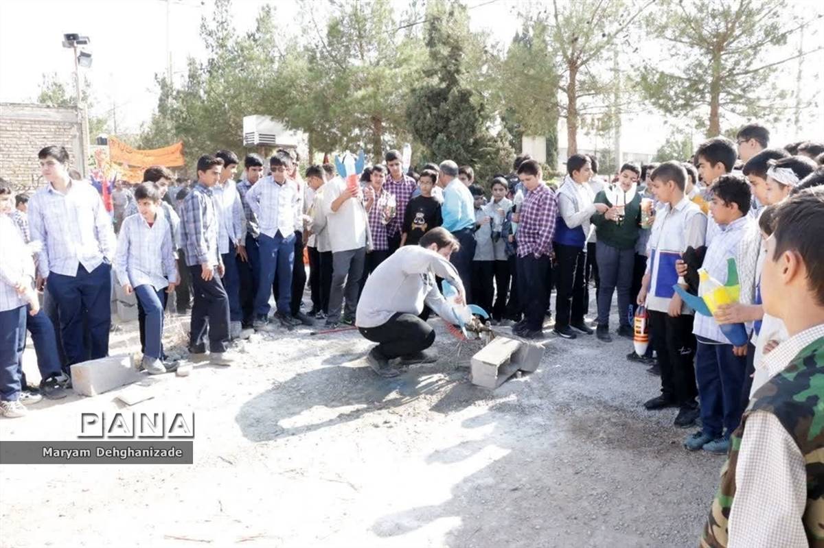مسابقه موشک آبی همزمان با راهپیمایی ۱۳ آبان در شهرستان مهریز