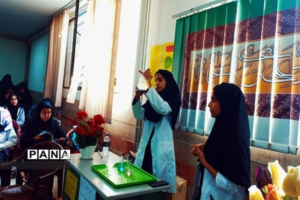 بازدید مسئولان و دانش‌آموزان از نمایشگاه آزمایشگاه زهره خبازی دماوند