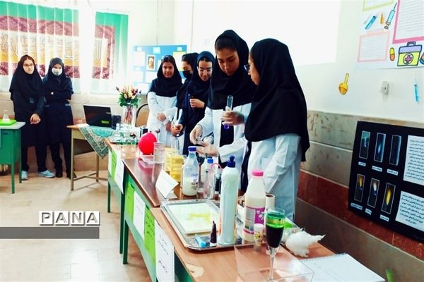 بازدید مسئولان و دانش‌آموزان از نمایشگاه آزمایشگاه زهره خبازی دماوند