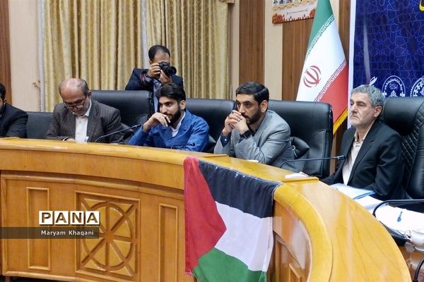 نشست گروهی از دانش‌آموزان شیراز با استاندار فارس