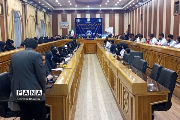 نشست گروهی از دانش‌آموزان شیراز با استاندار فارس