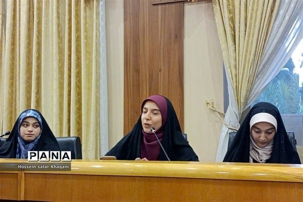 نشست گروهی از دانش‌آموزان شیراز با استاندار فارس