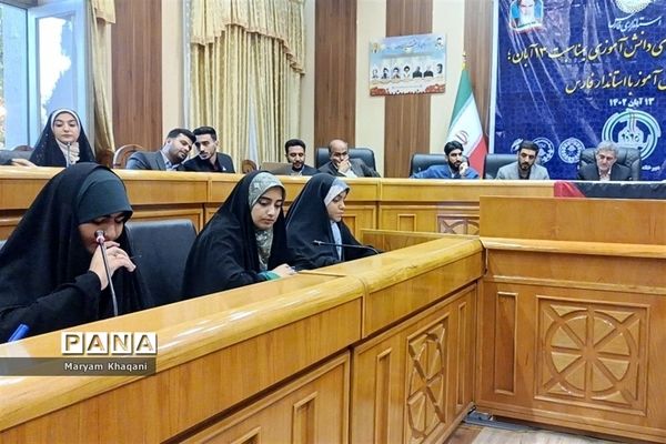 نشست گروهی از دانش‌آموزان شیراز با استاندار فارس