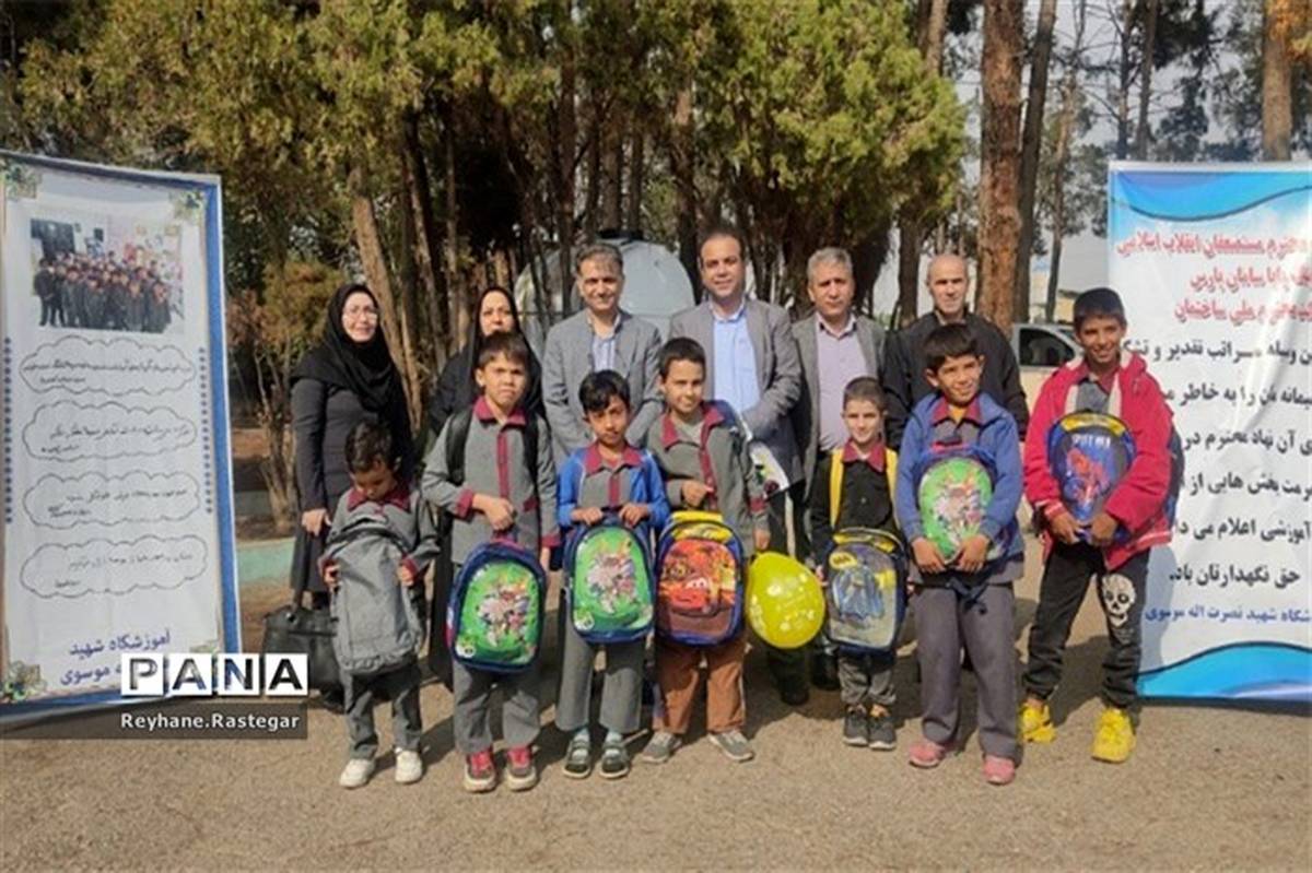 اهدا کوله پشتی به دانش‌آموزان مدرسه شهید نصرت‌الله موسوی/ فیلم