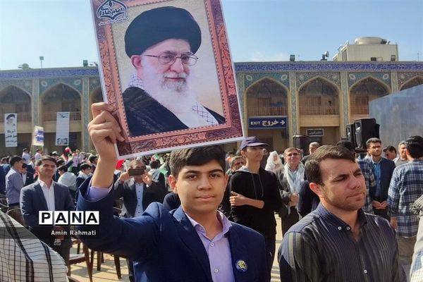 امضای‌ نامه به نوجوانان فلسطینی توسط دانش‌آموزان شیرازی در یادواره شهدای دانش‌آموز