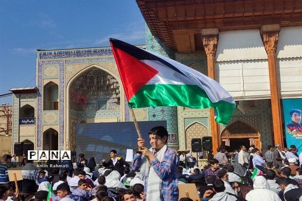 امضای‌ نامه به نوجوانان فلسطینی توسط دانش‌آموزان شیرازی در یادواره شهدای دانش‌آموز