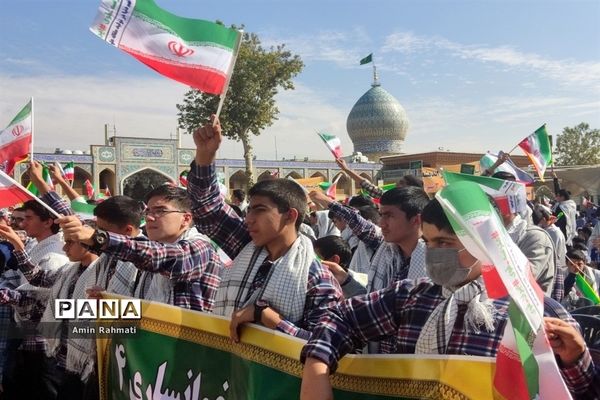 امضای‌ نامه به نوجوانان فلسطینی توسط دانش‌آموزان شیرازی در یادواره شهدای دانش‌آموز