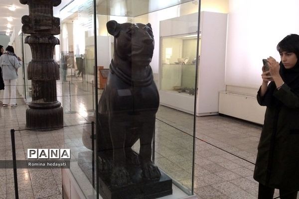 بازدید دانش‌آموزان هنرستان مبتکران رودهن از موزه ملی